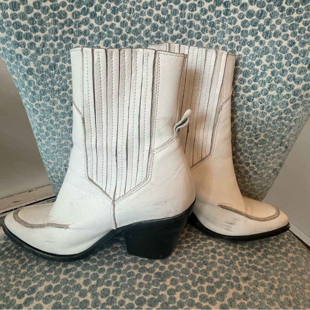 Vintage white leather cowboy cowgirl cowperson cowthem (?) heeled boots size 9